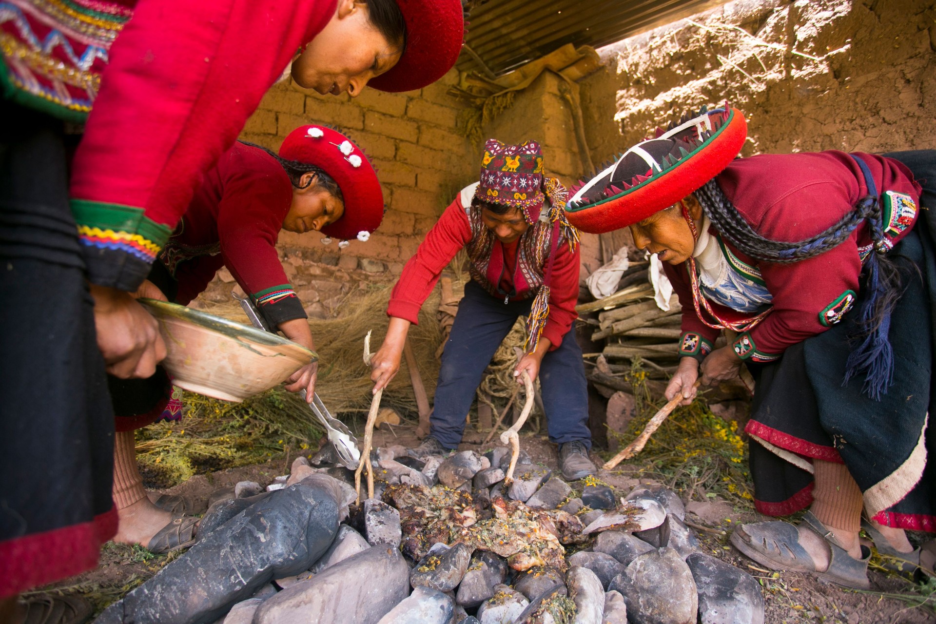 Celebrazione della festa di Pachamanca con una tribù quechua nella Valle Sacra, in Perù.